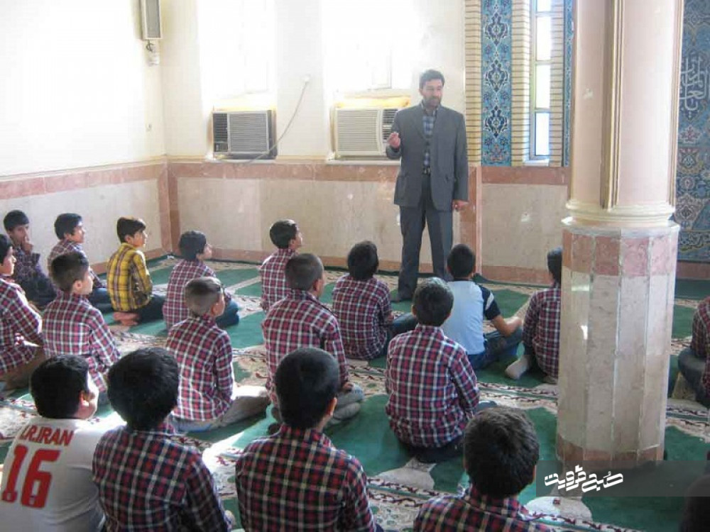 روزانه برای ۲۰۰ نفر از دانش‌آموزان کلاس‌های آموزشی با موضوع نماز برگزار می‌شود