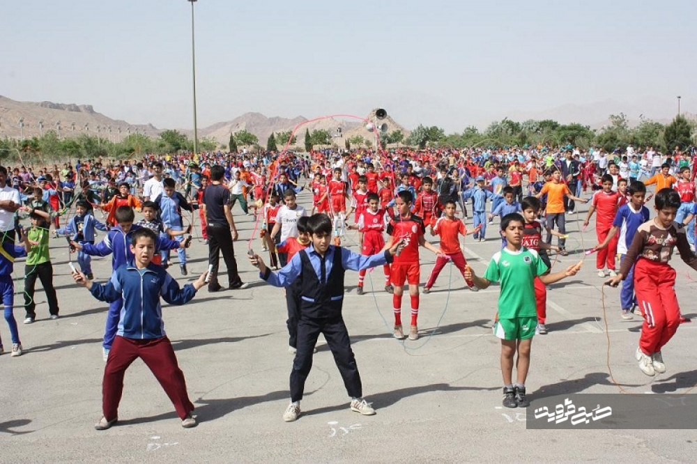 قضاوت داور استان در رقابت‌های ورزشی دانش‌آموزان جهان