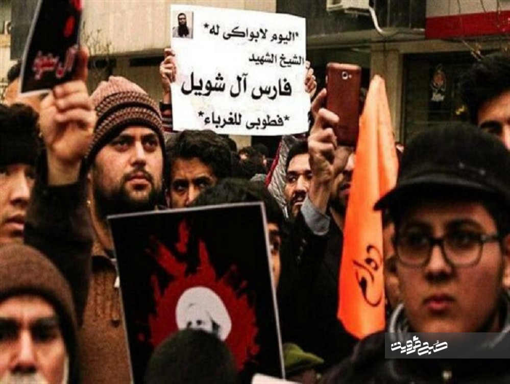 پشت پرده حمله به کنسولگری عربستان در مشهد چه بود؟/ بالا بردن تصویر سرکرده القاعده در میان جمعیت معترض به اعدام شیخ نمر!+ تصویر