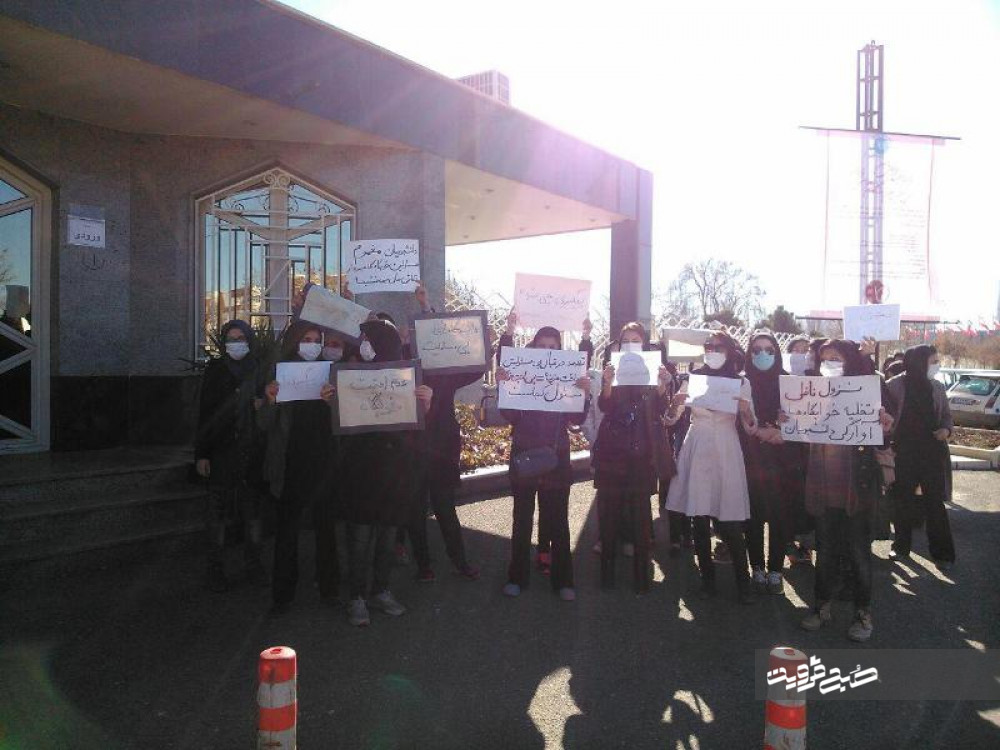 تجمع عده‌ای از دانشجویان دختر مقابل استانداری قزوین