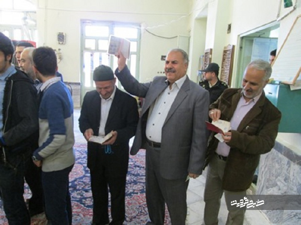  حماسه حضور دشمن شکن مردم تاکستان در پای صندوق های رای 