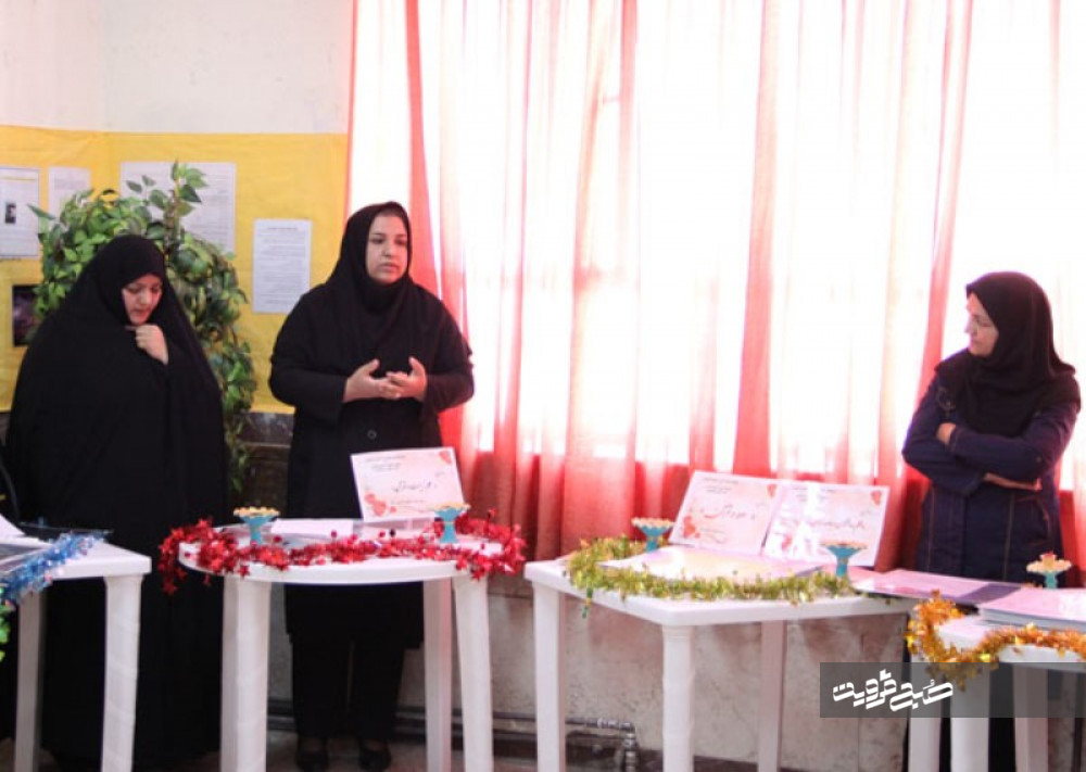 نمایشگاه قرآن پژوهی در دبیرستان دخترانه پگاه افتتاح شد 