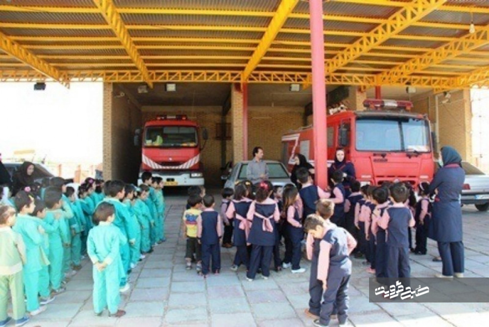 کودکان قزوینی، همیار آتش نشان می‌شوند/ فرهنگ سازی ایمنی در ۱۱۸ مهدکودک استان 