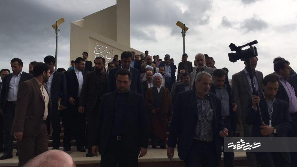 هاشمی رفسنجانی وارد قزوین شد /  یک ساعت از وقت سخنرانی گذشته اما صندلی های سالن هنوز خالی است 