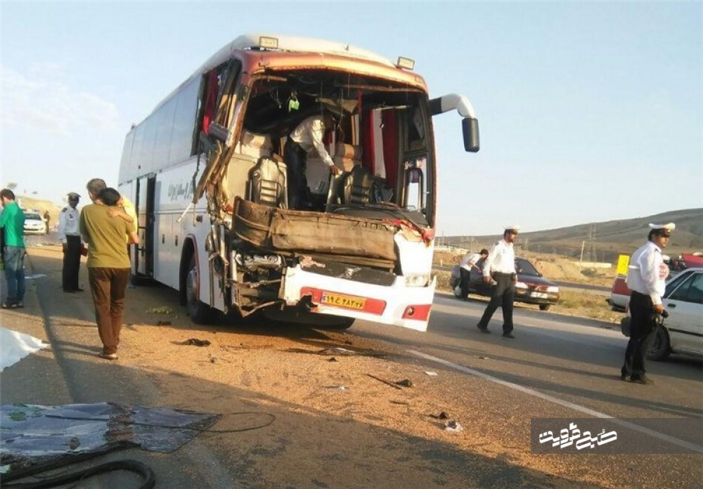 تصادف کامیون با اتوبوس ۲۱ مصدوم بر جای گذاشت