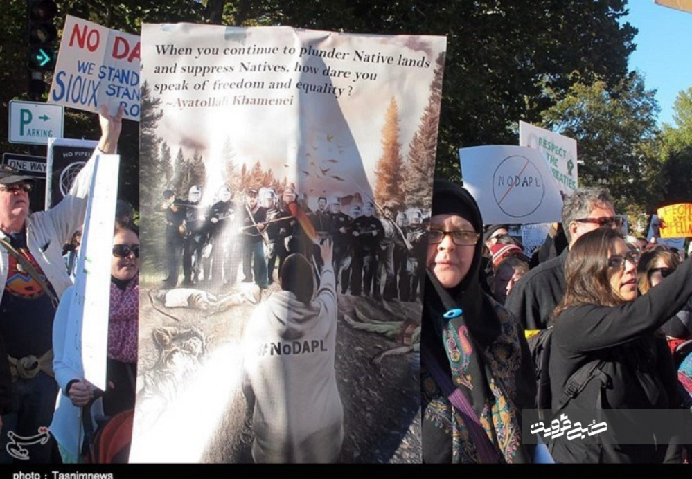 حمل پلاکارد بیانات امام خامنه‌ای در تظاهرات بومیان آمریکا + تصاویر