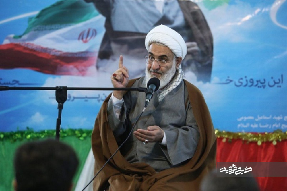  ملت ایران انقلاب کرد تا مبانی دینی و قرآنی را به دنیا صادر کند