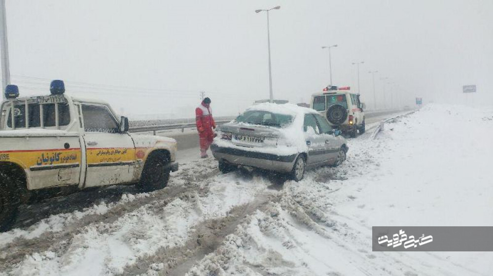 آغاز بارش برف در محورهای مواصلاتی استان قزوین 