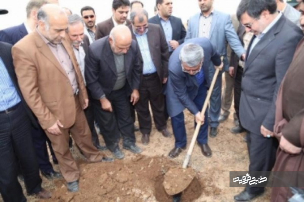 وزیر کشور در کانون تولید ریزگردهای قزوین یک اصله نهال غرص کرد