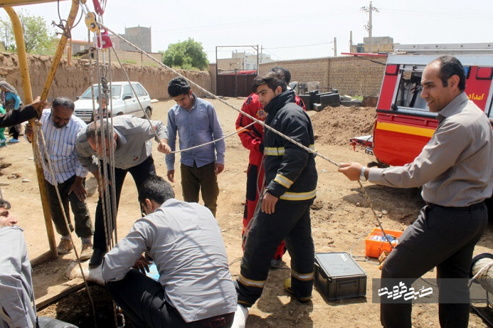 ۲ کارگر محبوس شده در عمق چاه نجات پیدا کردند+تصاویر