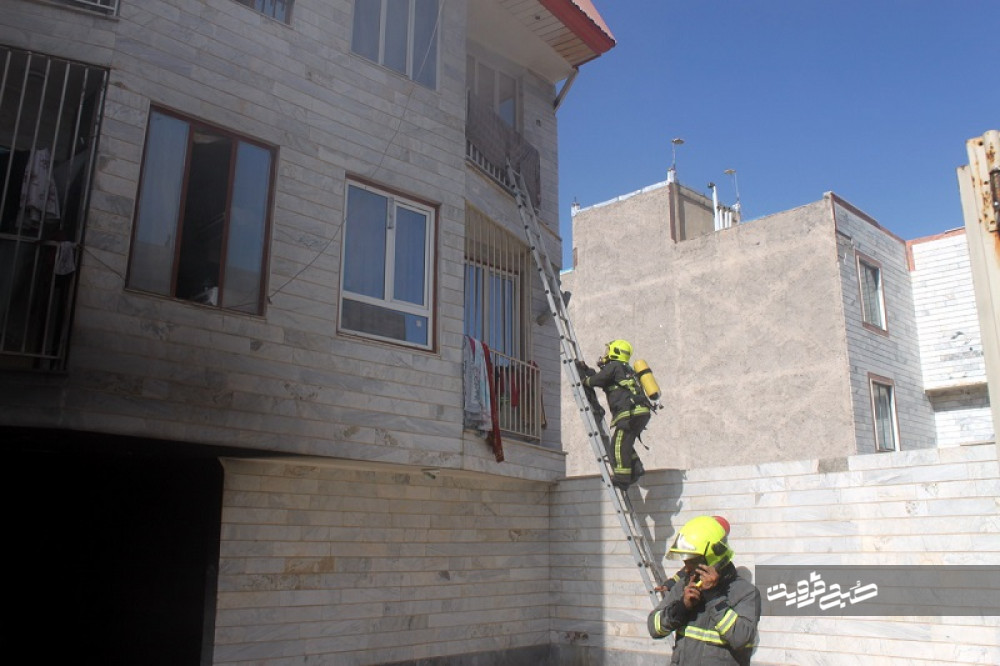 نجات پنج شهروند قزوینی از آتش سوزی ساختمان مسکونی+تصاویر