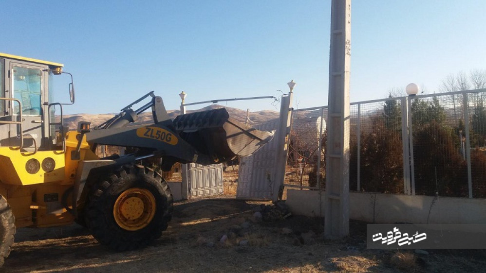 بنای غیرمجاز در اراضی کشاورزی آبیک تخریب شد 