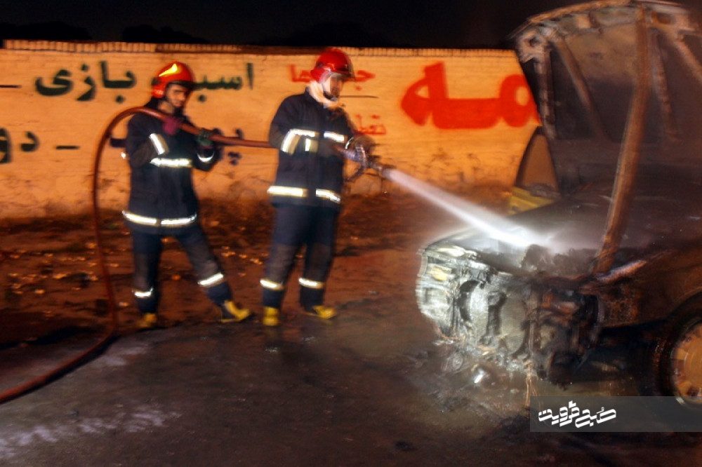 حريق خودروي پژو ۴۰۵ در قزوین+تصاویر  