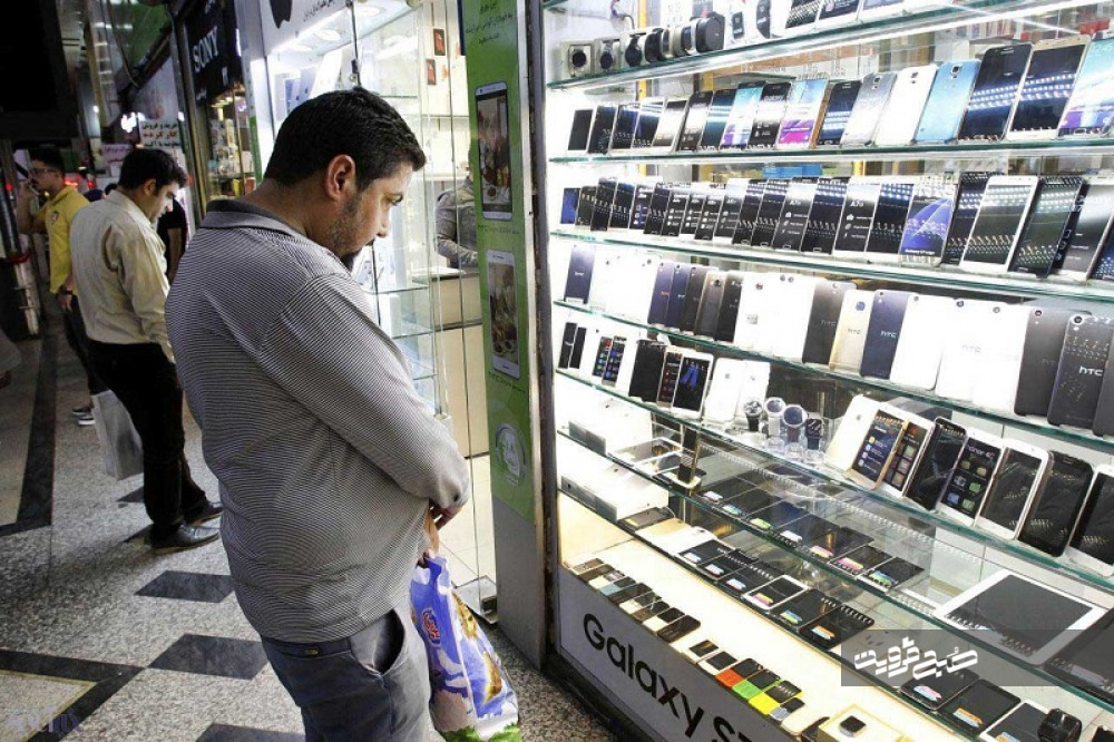فروشندگان موبایل در آشفته بازار دلار زمین‌گیر شده‌اند/ افزایش ۱۵۰ درصدی گوشی‌های همراه 
