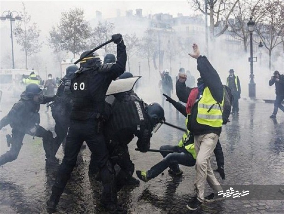 «جلیقه زردها» فرانسه را فلج کردند/  جدال نابرابر ماکرون و مخالفان با مشت آهنین و تخم مرغ! +تصاویر