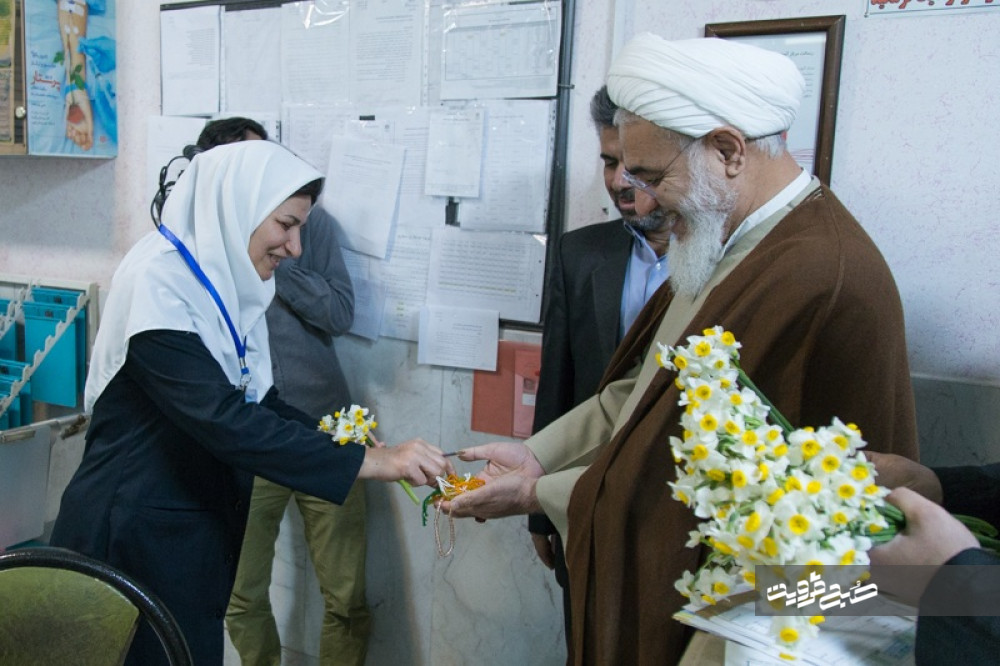 امام جمعه قزوین با حضور در بیمارستان قدس به پرستاران تبریک گفت+تصاویر