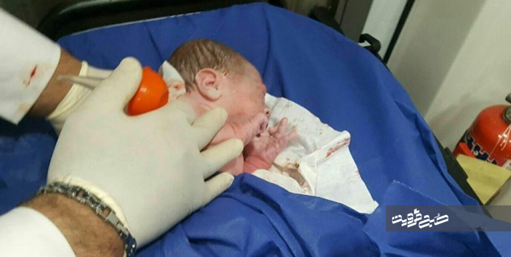تولد نوزاد عجول در داخل آمبولانس اورژانس 