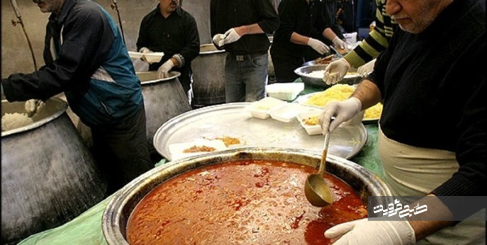 پخت و توزیع روزانه ۱۲ هزار وعده غذا بین زائران اربعین حسینی