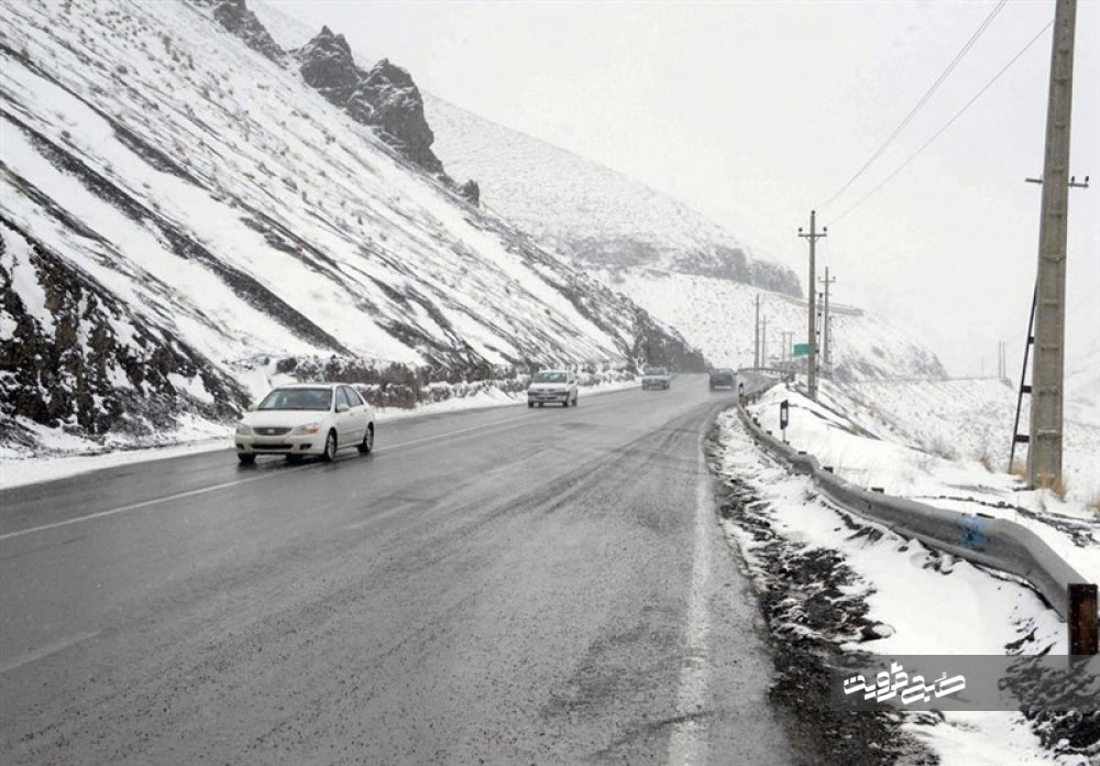 آغاز بارش برف در سراسر جاده‌های قزوین
