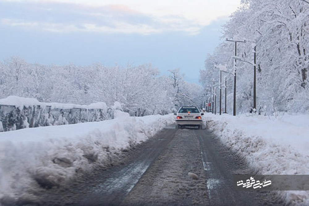 بارش برف در کلیه راه‌های قزوین/ رانندگان سرعت مطمئنه را رعایت کنند