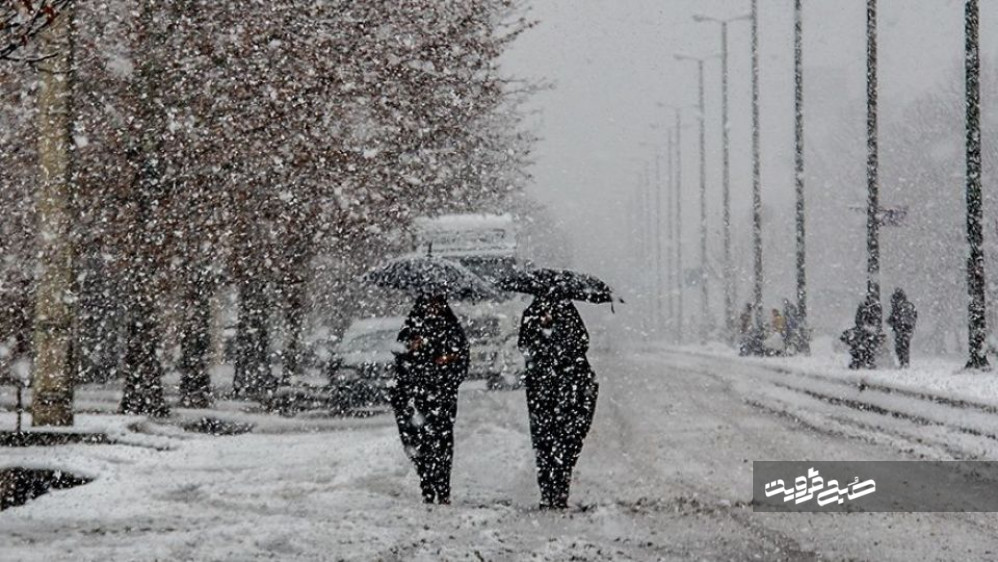 بارش برف در گردنه‌ها و راه‌های استان قزوین
