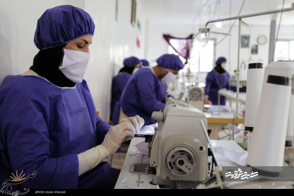 دوخت ۳۰۰۰ لباس ضدکرونا ویژه کادر درمانی در استان قزوین+تصاویر