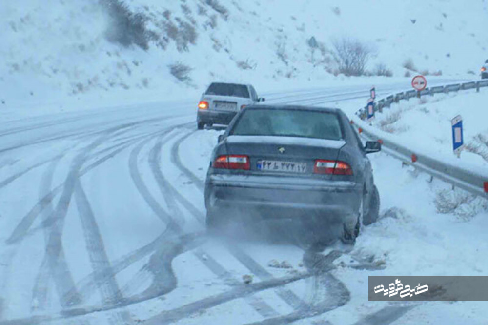 برف و کولاک در گردنه‌های قزوین ادامه دارد/ کاهش ۷۴ درصدی تردد خودروها در راه‌های مواصلاتی
