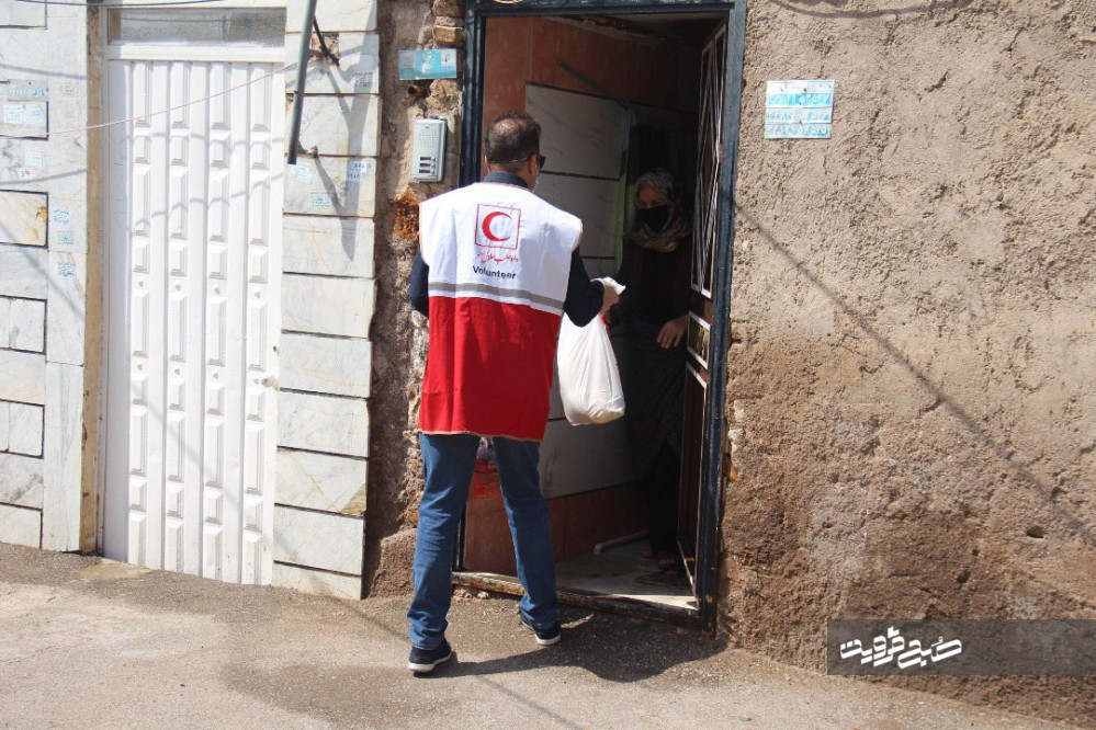 توزيع بسته‌هاي غذايي و اقلام بهداشتي ویژه مناطق محروم در قزوین