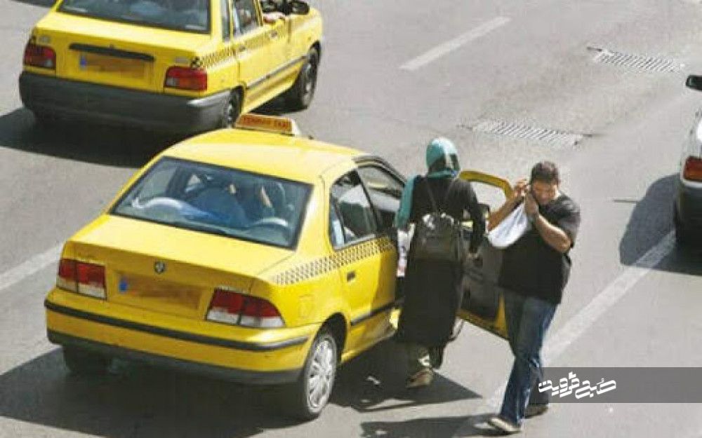 بی‌توجهی رانندگان تاکسی‌ در قزوین به پروتکل‌‌های بهداشتی/ فاصله‌گذاری اجتماعی که فقط در حد حرف باقی ماند!