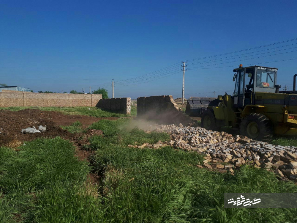 ۱۱ بنای غیر مجاز در اراضی کشاورزی بوئین زهرا تخریب شد