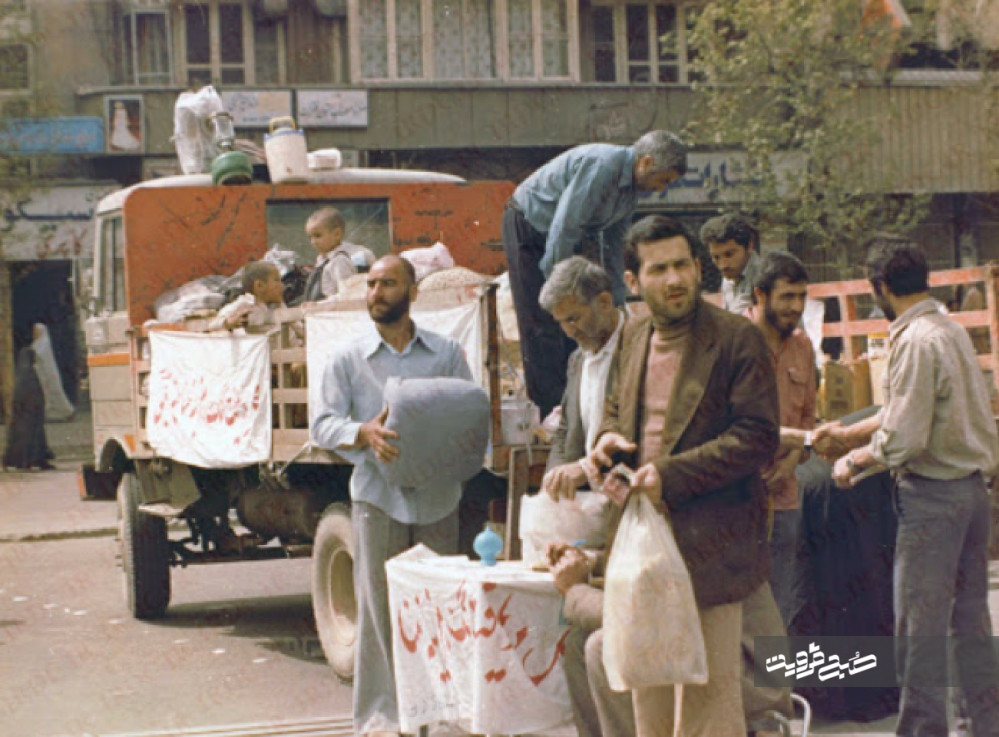 اعزام ۱۷۰۰ کامیون کمک‌های مردمی قزوین در یک روز به جبهه‌ها در کشور زبانزد شد/ مردم در جنگ گوی سبقت را از مسئولان ربودند/ مدیران فقط در حرف ادعای خادمی نکنند