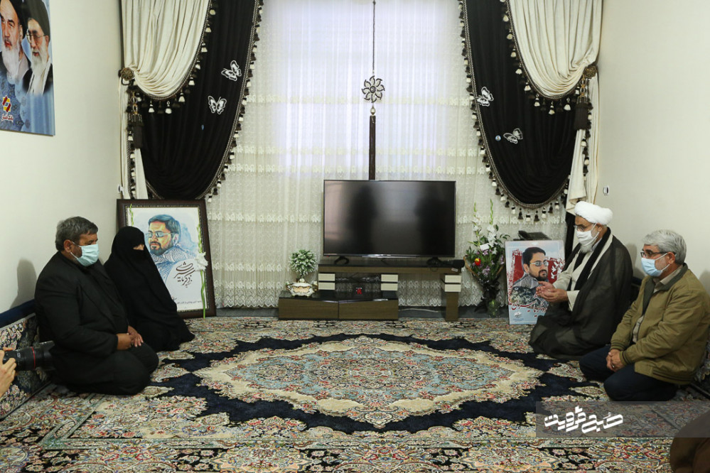 دیدار نماینده ولی فقیه در قزوین با خانواده شهید "ذکریا شیری"+ تصاویر