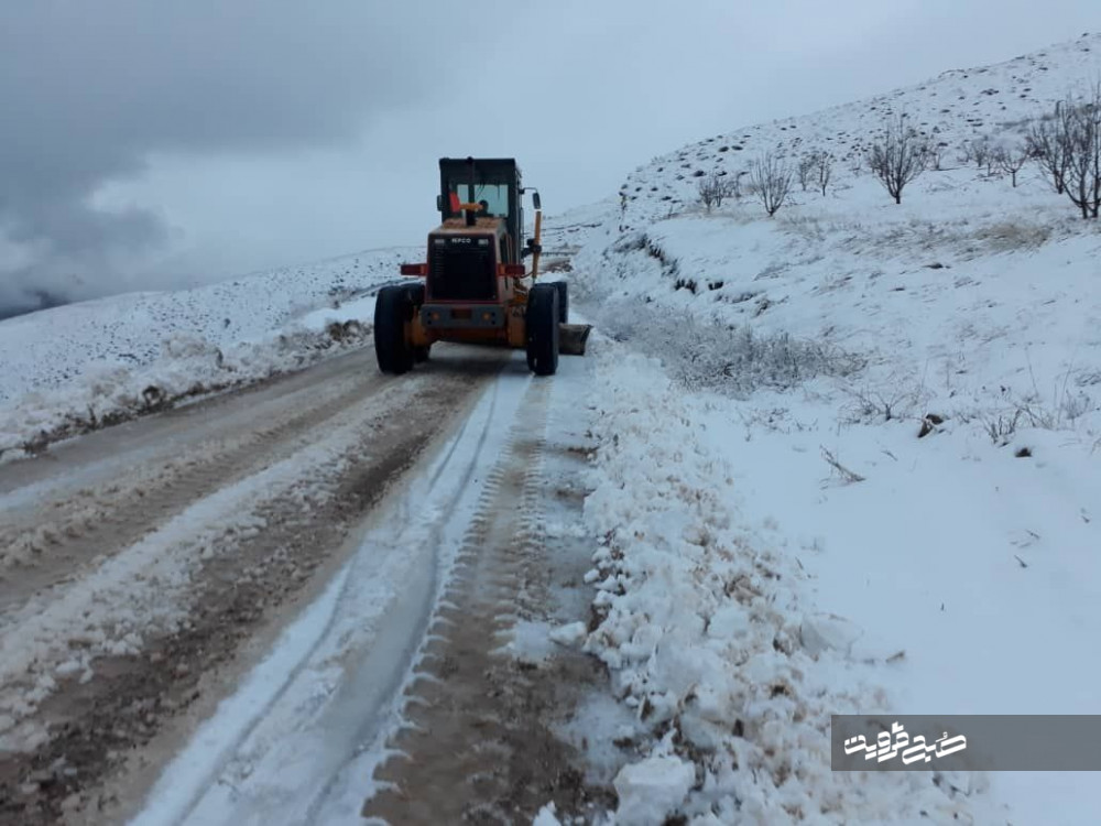 راهداران قزوین به ۸ خودروی گرفتار در برف امدادرسانی کردند