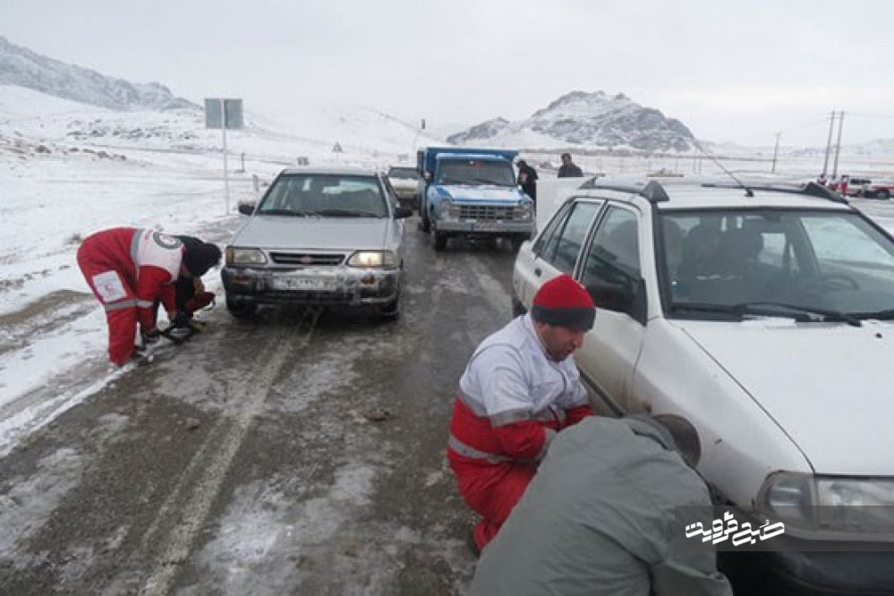 نجات ۷۳ مسافر گرفتار در برف توسط امدادگران قزوینی