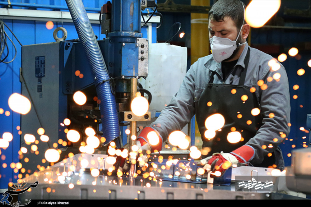 ایرانی‌ها با اقتدار صنعتی مشت محکمی بر دهان یاوه‌گویی‌های امریکا زدند/ از مونتاژ به صادرکننده جهانی رسیدیم