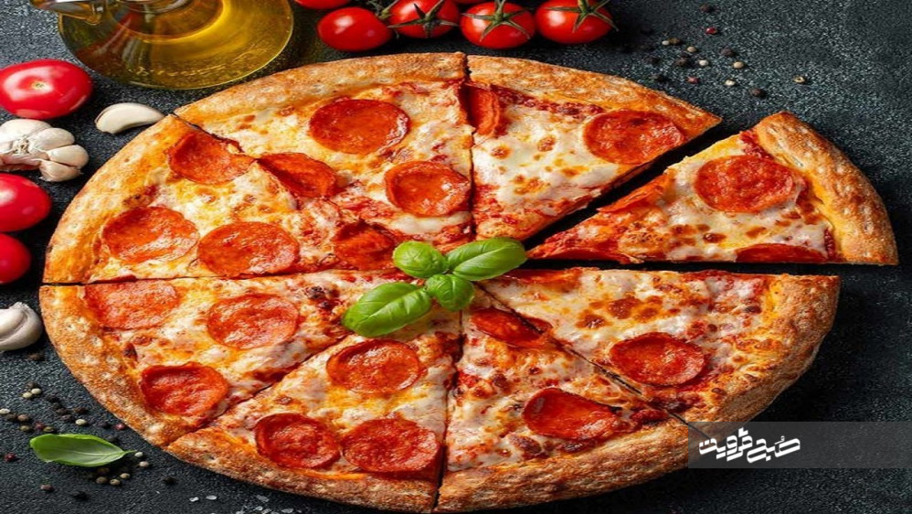 طرز تهیه ۲ مدل پیتزای خوشمزه و لذیذ بدون نیاز به فر