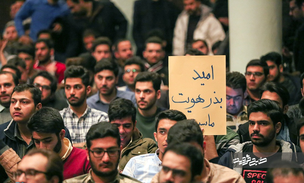 کلید فتح قله‌های پیشرفت در مشت دانشجویان ایرانی است