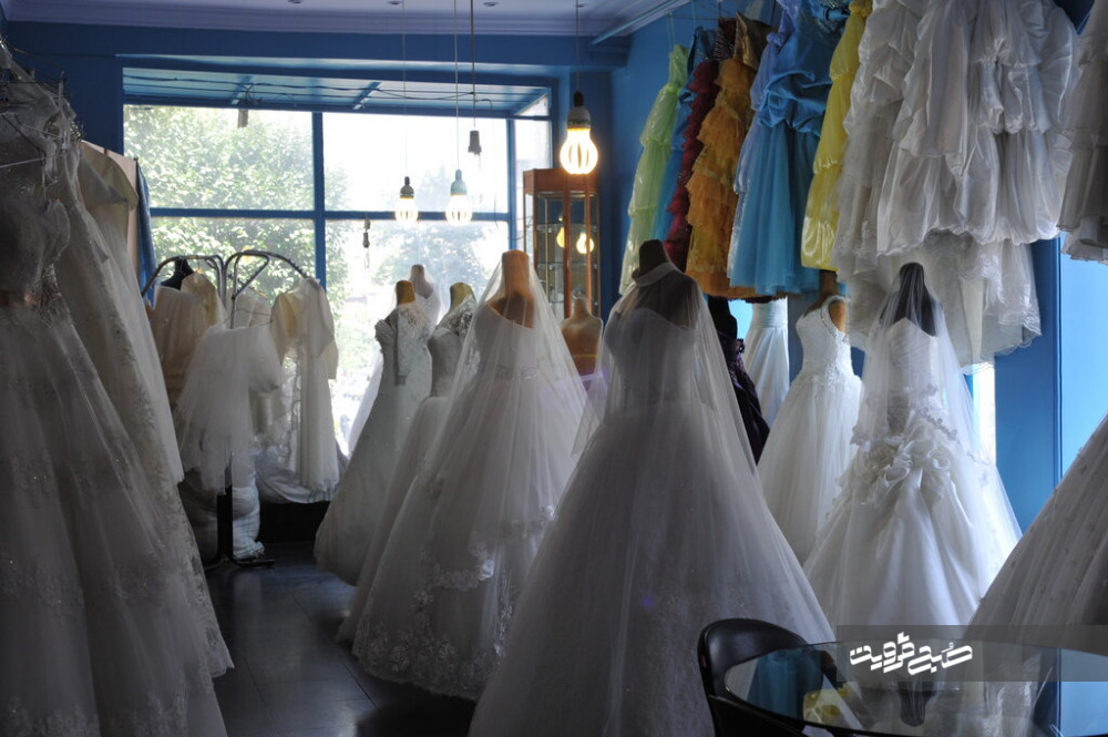 عروس‌های انگلیسی لباس دوخت نازی‌ آباد می‌پوشند