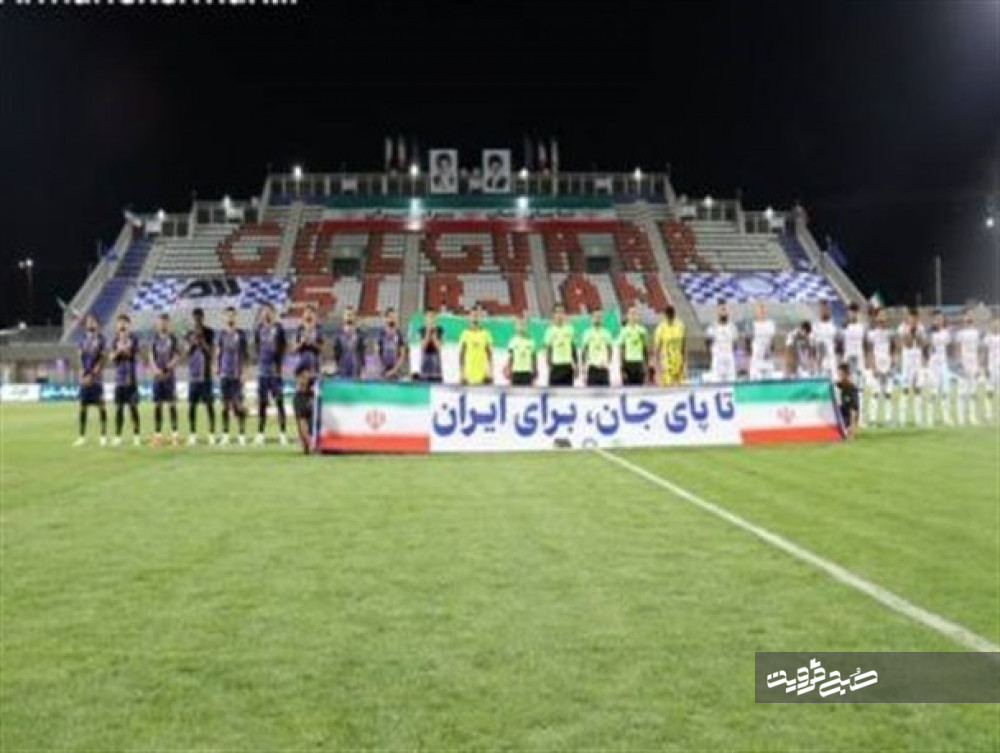 ادای احترام بازیکنان گل گهر و استقلال به پرچم ایران