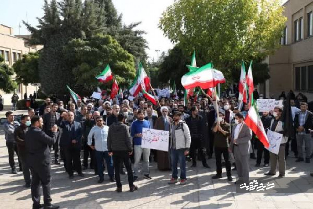 تجمع اعتراضی به حادثه تروریستی شیراز در دانشگاه بین‌المللی قزوین برگزار شد