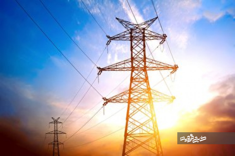 سقوط دکل برق در آزادراه قزوین - کرج/اتصال کامل جریان برق آبیک تا ساعتی دیگر