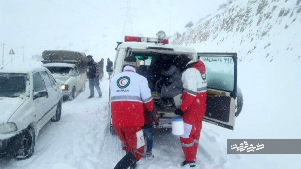 امدادرسانی به بیش‌از ۴۰۰ نفر گرفتار در برف و کولاک قزوین