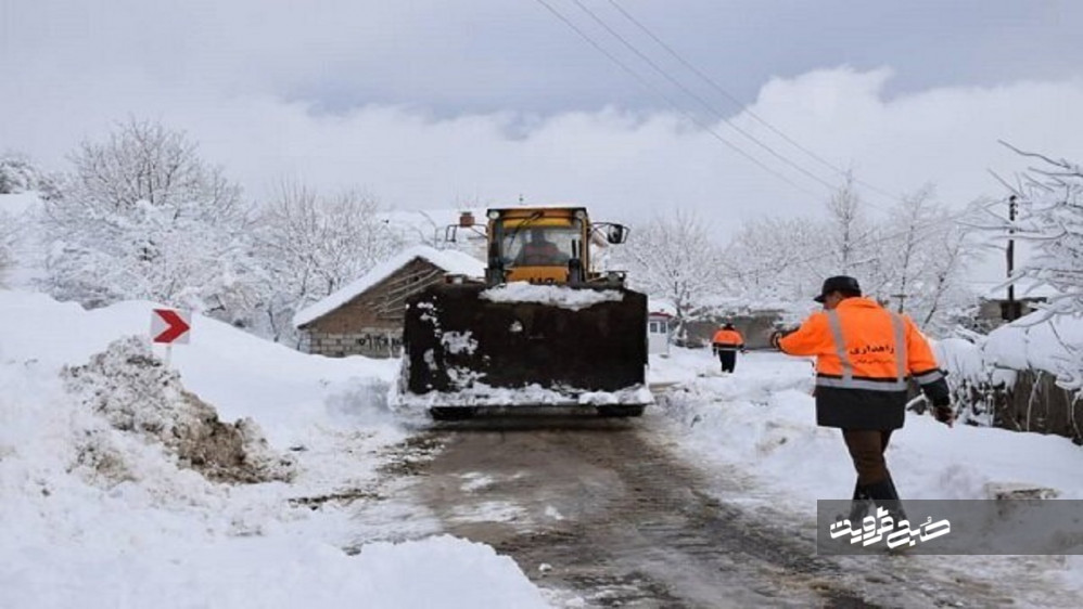 بارش برف ۱۲۰ راه روستایی قزوین را مسدود کرد