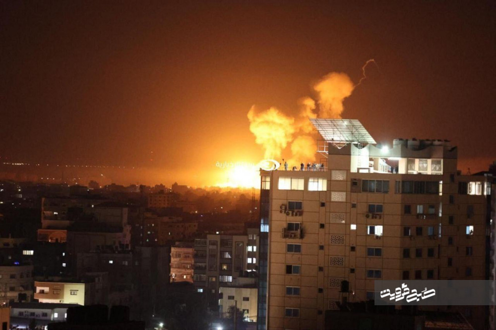 حمله شبانه رژیم صهیونیستی به غزه و پاسخ سریع مقاومت + عکس و فیلم