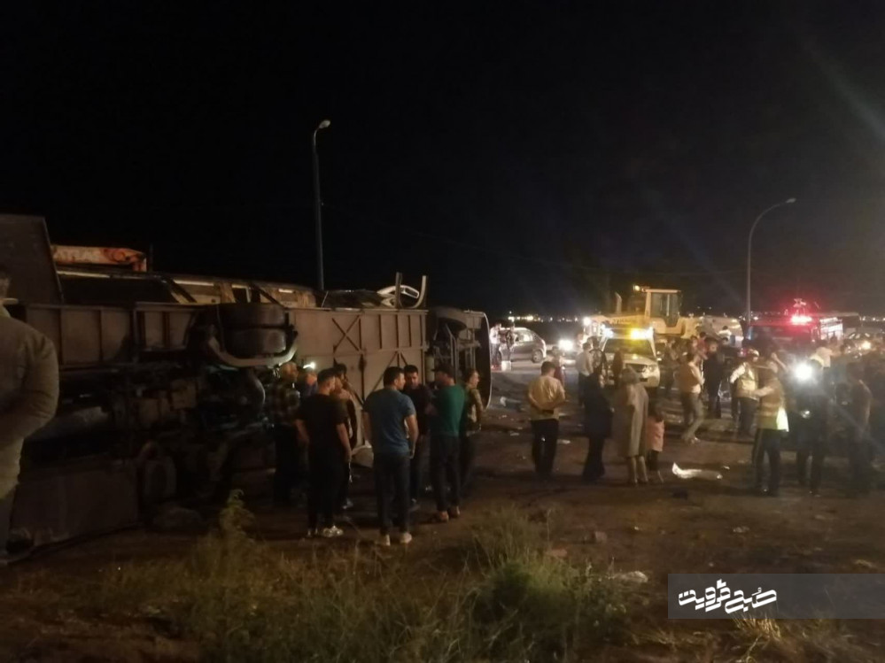 واژگونی اتوبوس در آزادراه تهران-قزوین ۳ کشته و ۱۷ مصدوم بر جای گذاشت